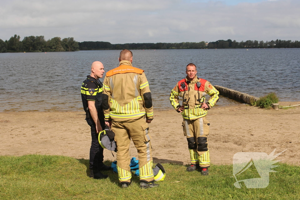 Veel hulpdiensten aanwezig bij Valkenbursemeer, vermoedelijk persoon in het water