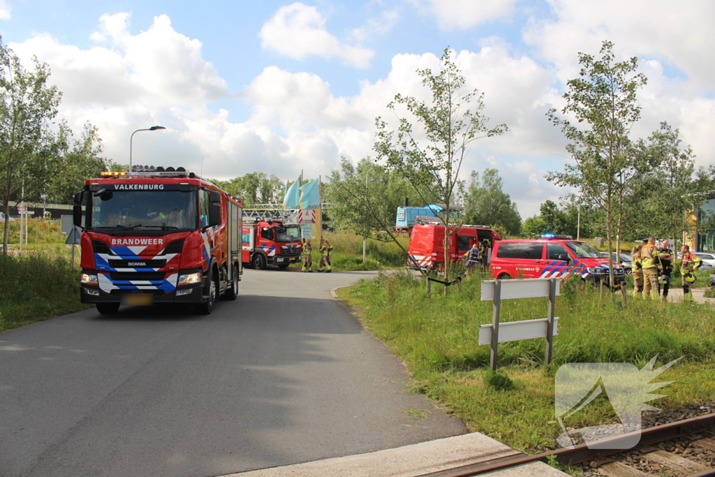 Veel hulpdiensten aanwezig bij Valkenbursemeer, vermoedelijk persoon in het water