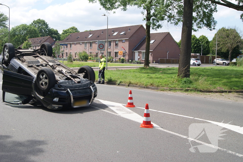 Auto op zijn kop na ongeval