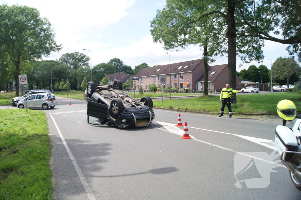 Auto op zijn kop na ongeval