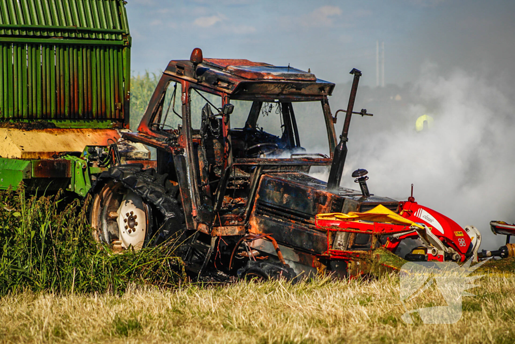 Tractor gaat in vlammen op