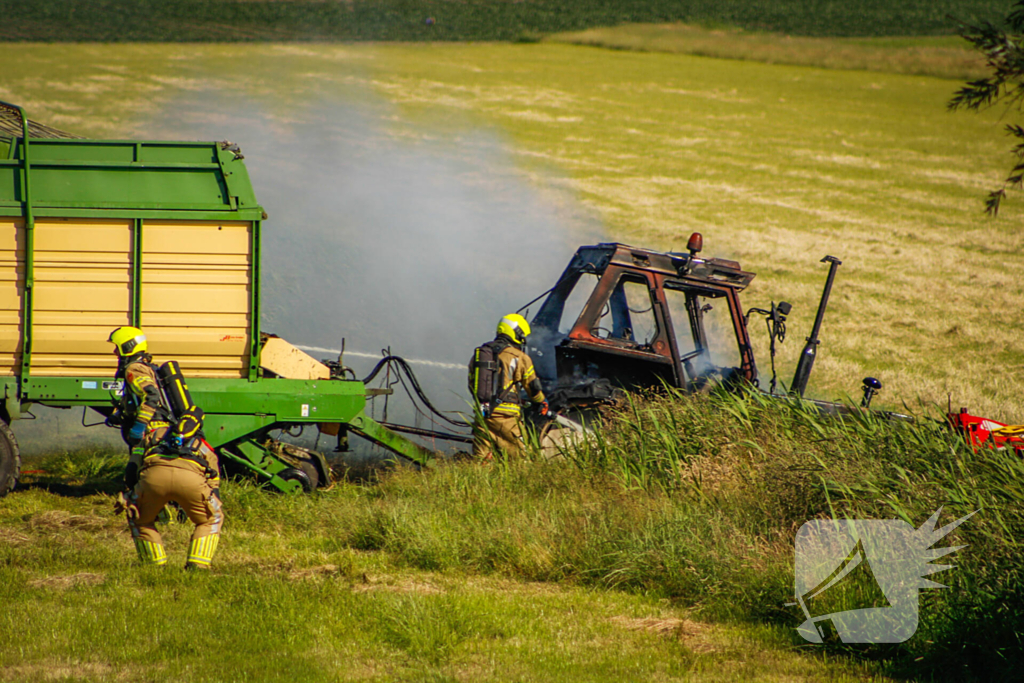 Tractor gaat in vlammen op