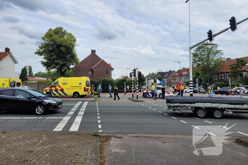 Auto schept voetganger, traumahelikopter landt midden op kruising