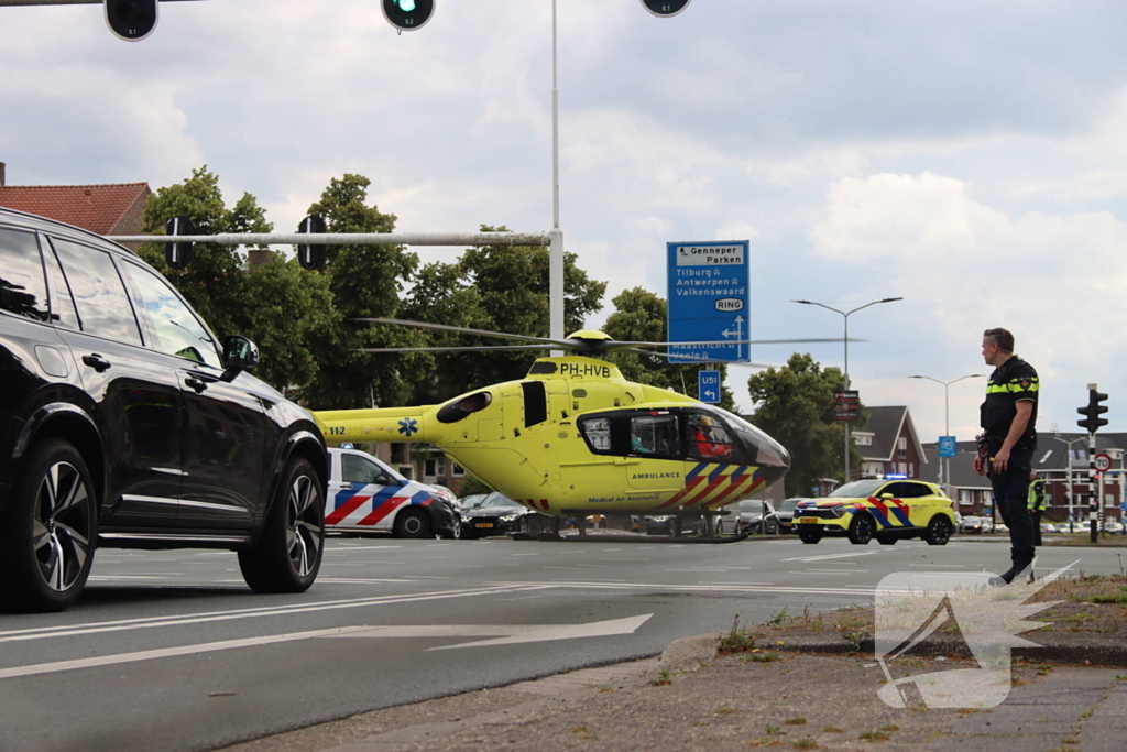 Auto schept voetganger, traumahelikopter landt midden op kruising