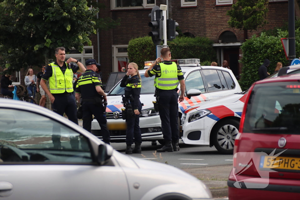 Auto schept voetganger, traumahelikopter landt midden op kruising