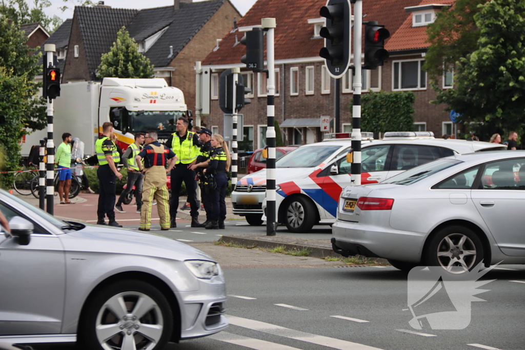 Auto schept voetganger, traumahelikopter landt midden op kruising