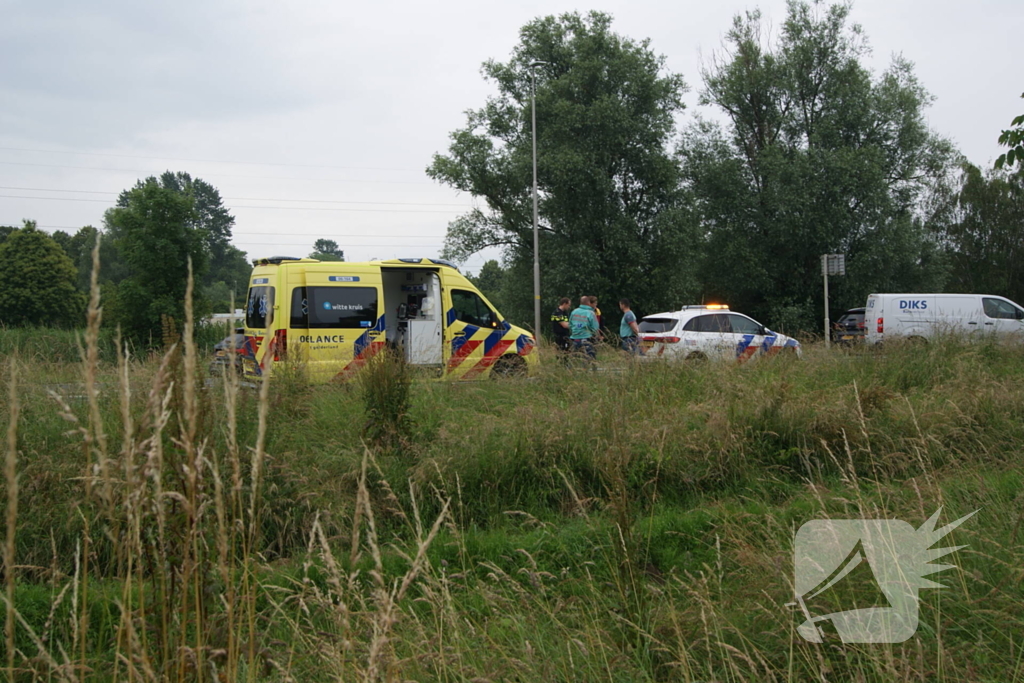 Bestelbus van bezorgdienst klapt achterop personenauto