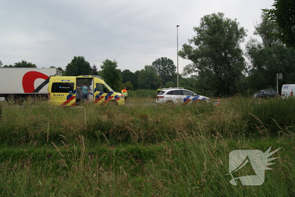 Bestelbus van bezorgdienst klapt achterop personenauto