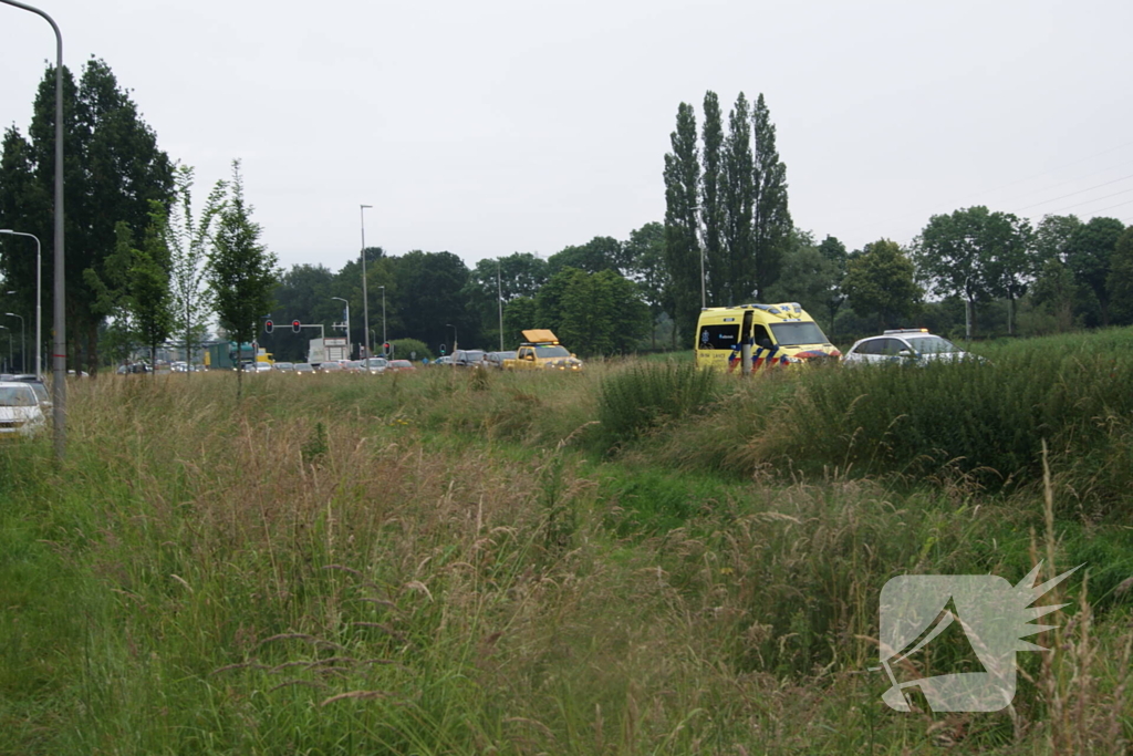 Bestelbus van bezorgdienst klapt achterop personenauto