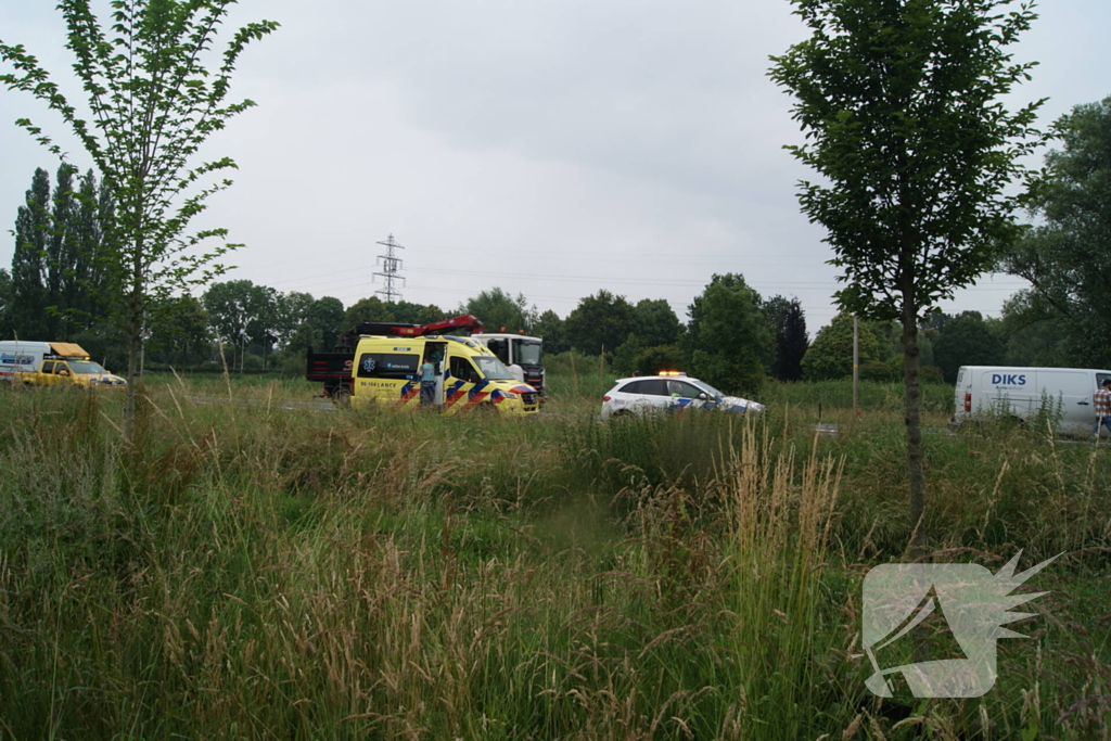 Bestelbus van bezorgdienst klapt achterop personenauto