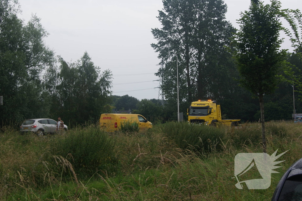 Bestelbus van bezorgdienst klapt achterop personenauto