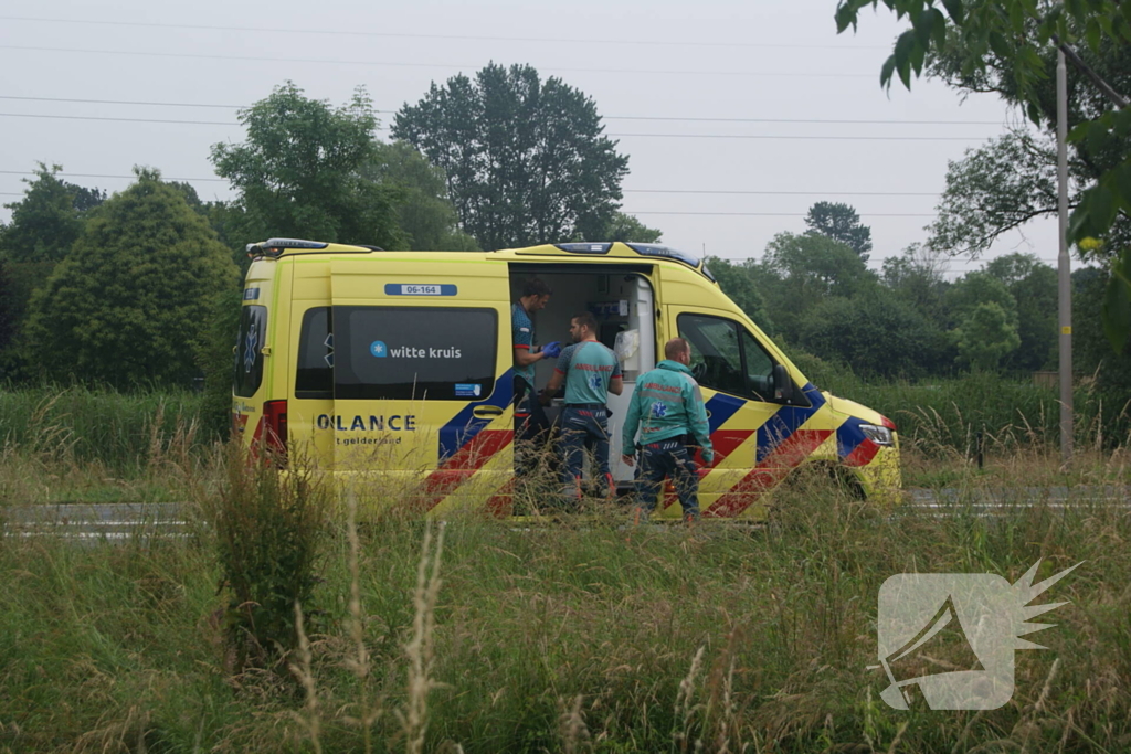 Bestelbus van bezorgdienst klapt achterop personenauto