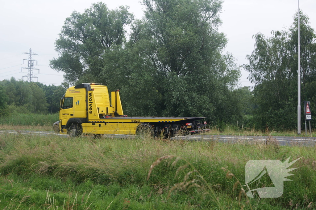 Bestelbus van bezorgdienst klapt achterop personenauto