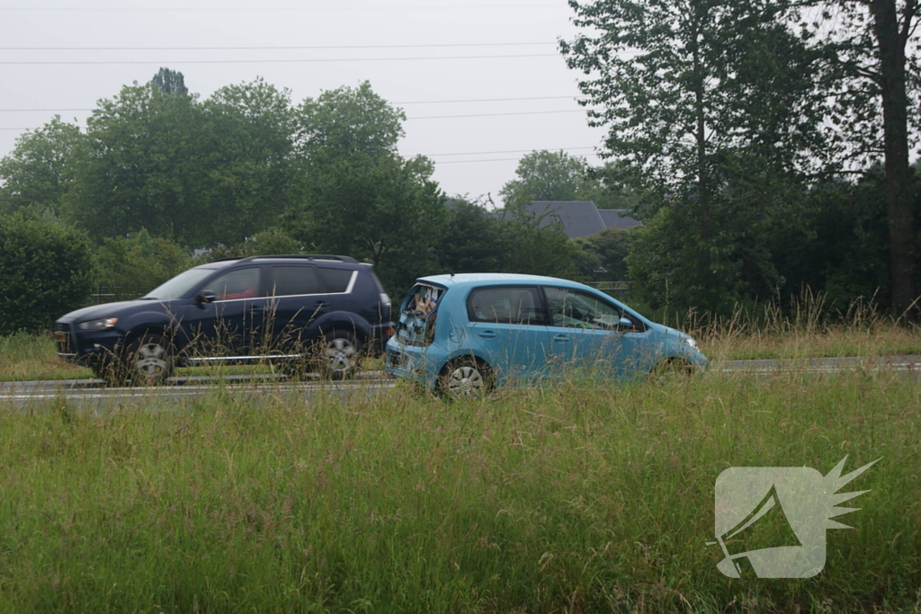 Bestelbus van bezorgdienst klapt achterop personenauto