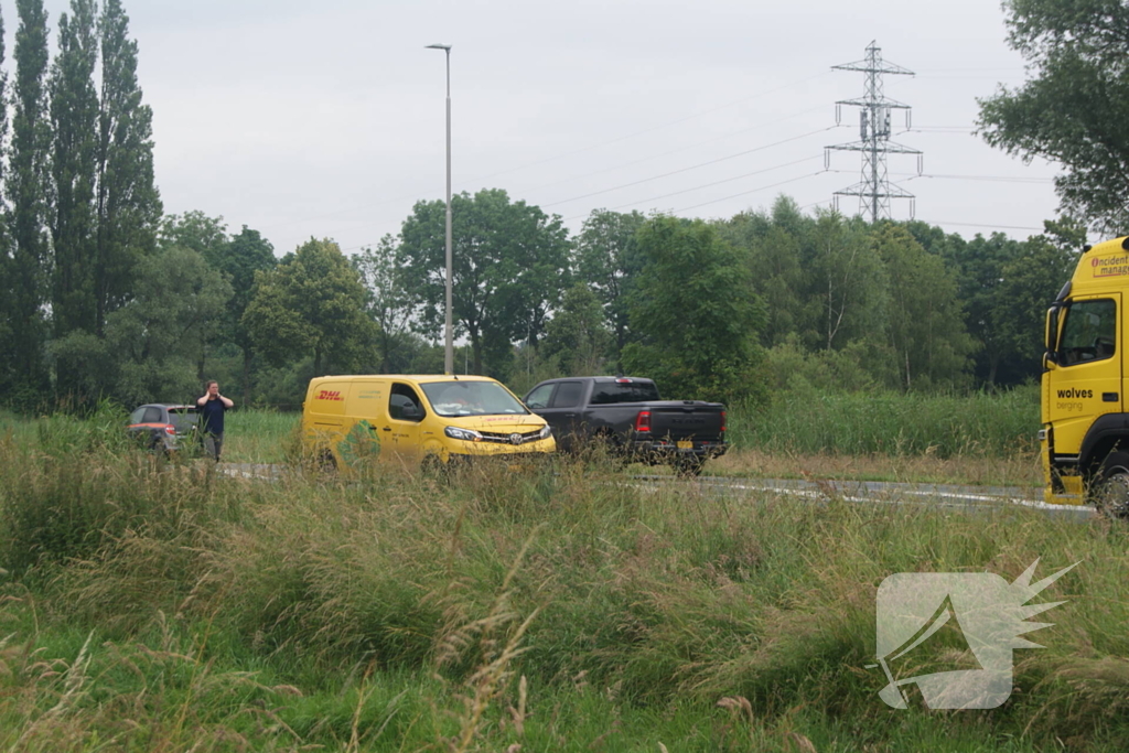 Bestelbus van bezorgdienst klapt achterop personenauto