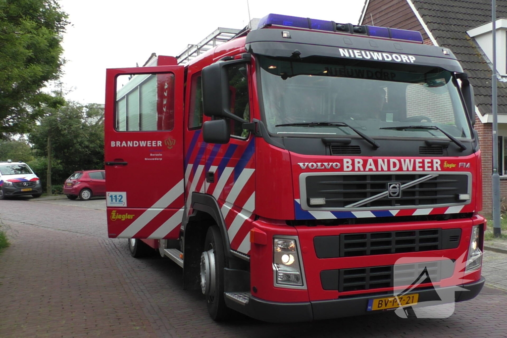 Jongeman steekt vuurwerk af vanuit raam buren bellen brandweer