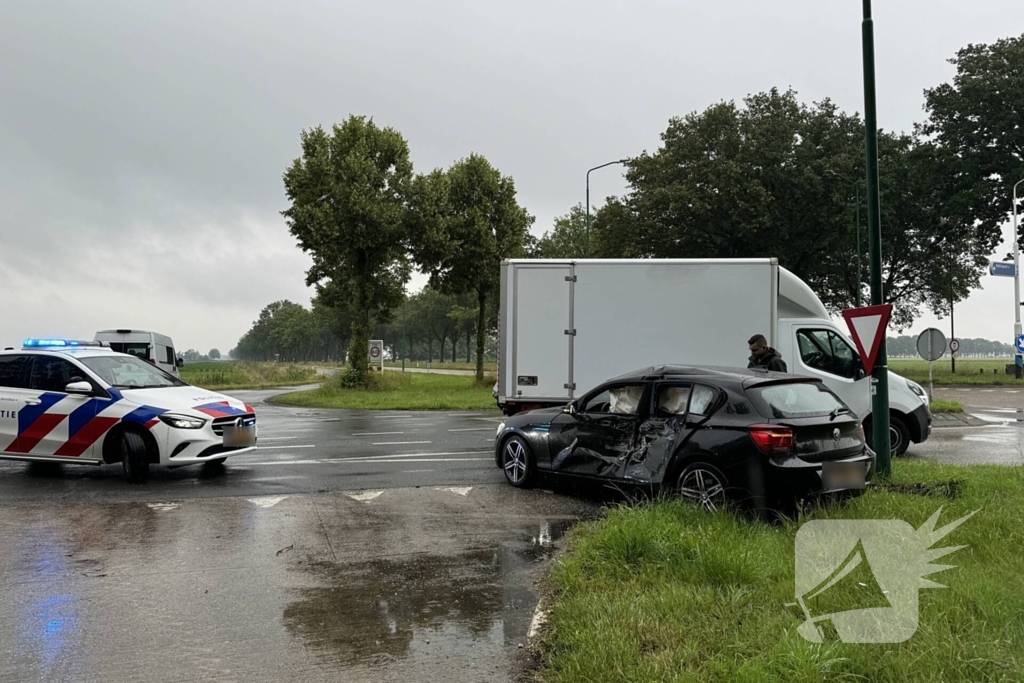 Tractor en personenauto klappen op elkaar