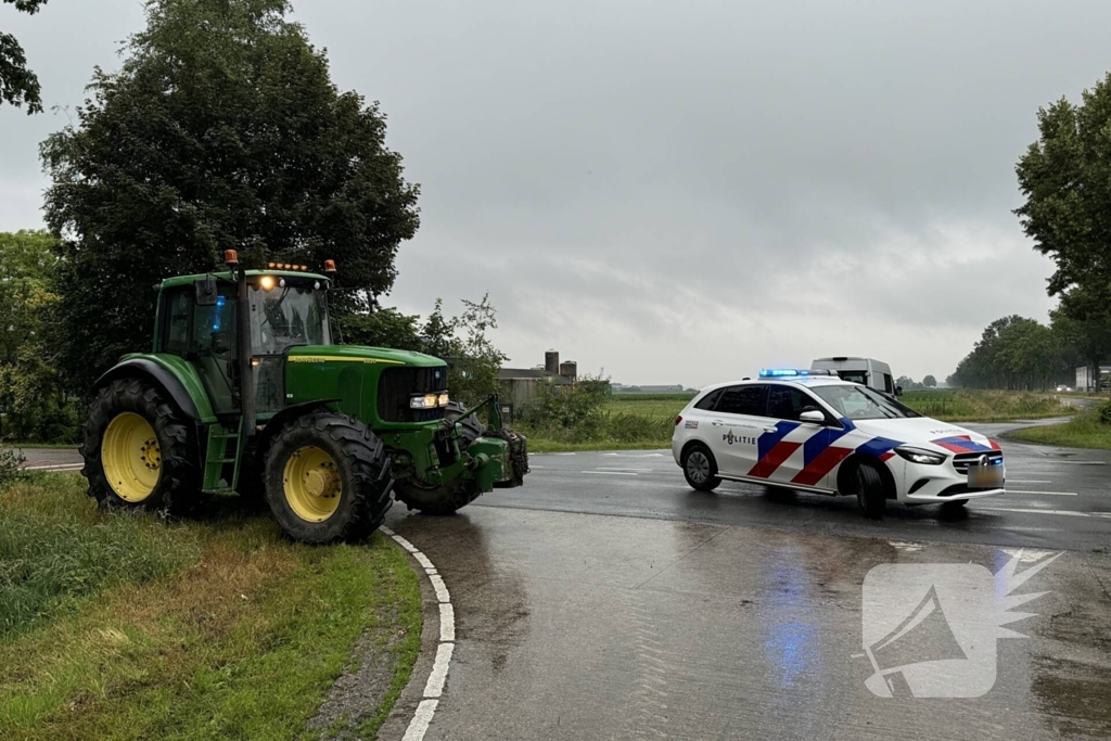 Tractor en personenauto klappen op elkaar