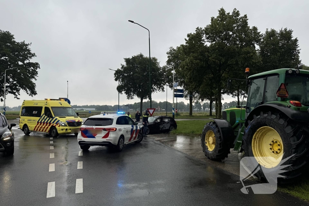 Tractor en personenauto klappen op elkaar