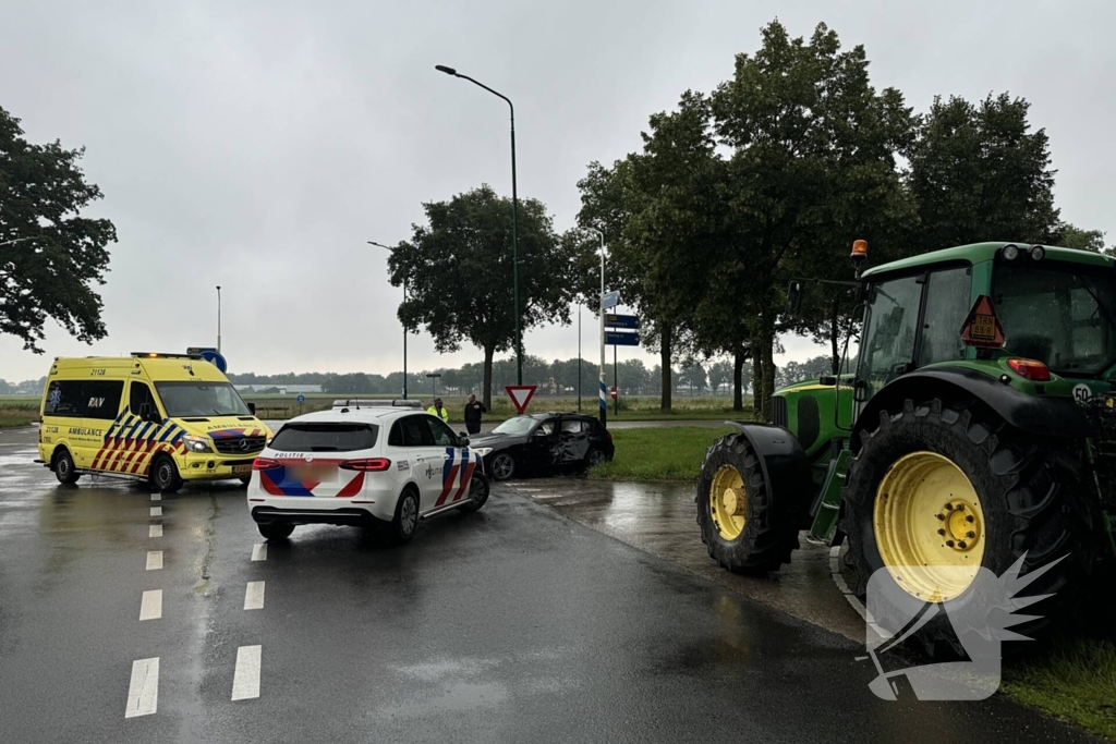 Tractor en personenauto klappen op elkaar