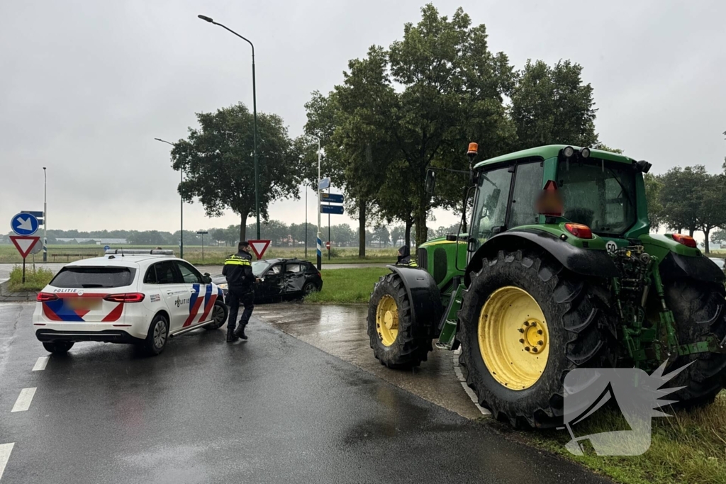 Tractor en personenauto klappen op elkaar