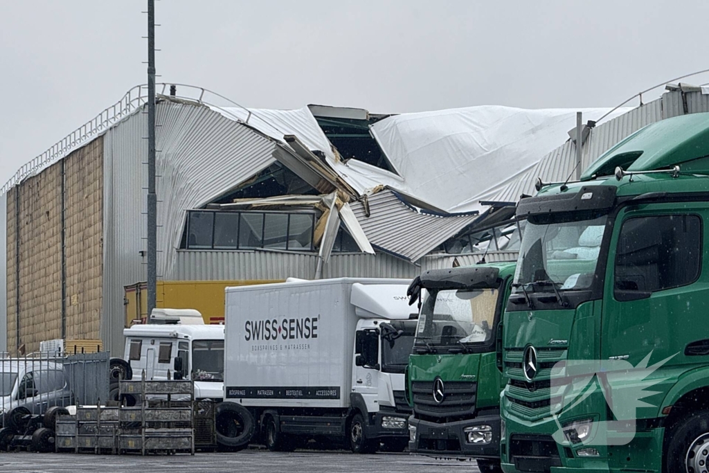 Dak distributie centrum bezwijkt