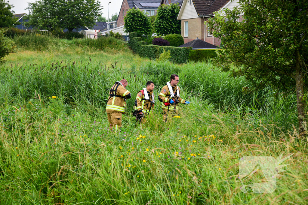 Duikers aanwezig voor kinderfiets naast sloot