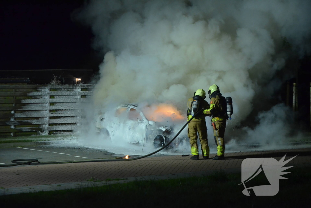 Auto gaat in vlammen op