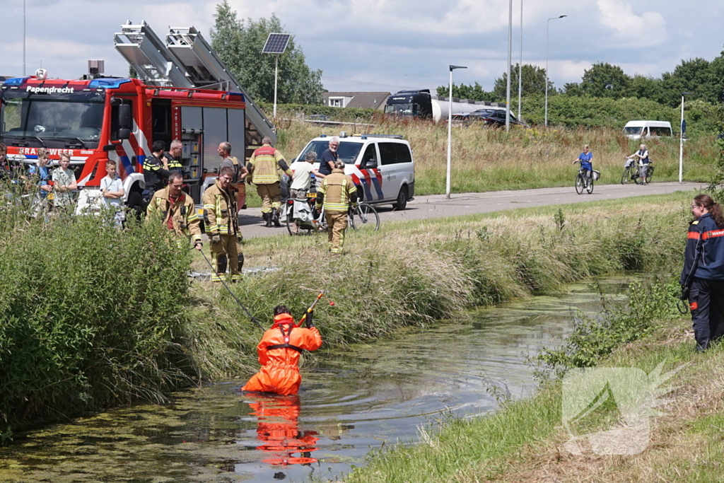 Brandweer doorzoekt sloot na aantreffen kinderfiets