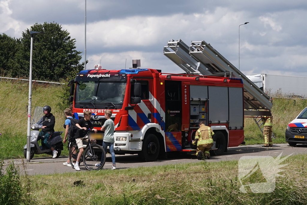 Brandweer doorzoekt sloot na aantreffen kinderfiets