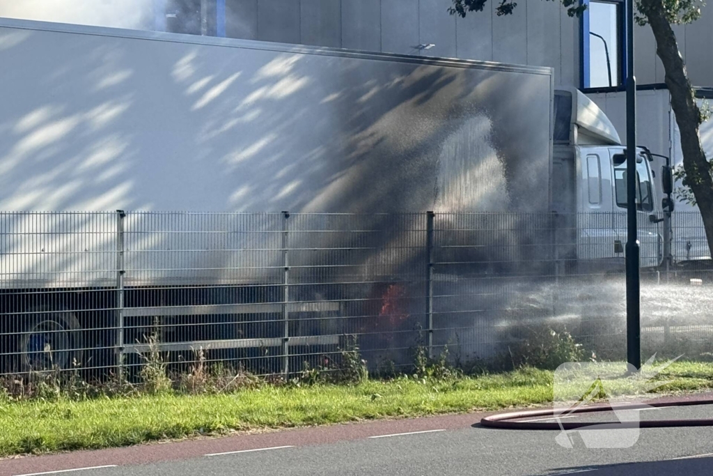 Geparkeerde vrachtwagen vliegt in brand