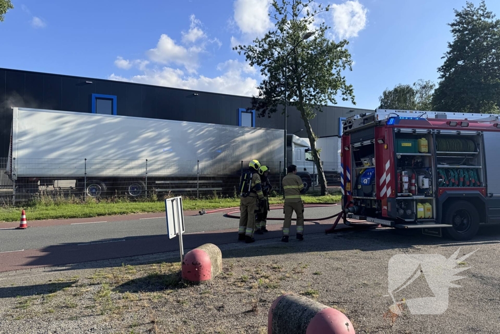 Geparkeerde vrachtwagen vliegt in brand