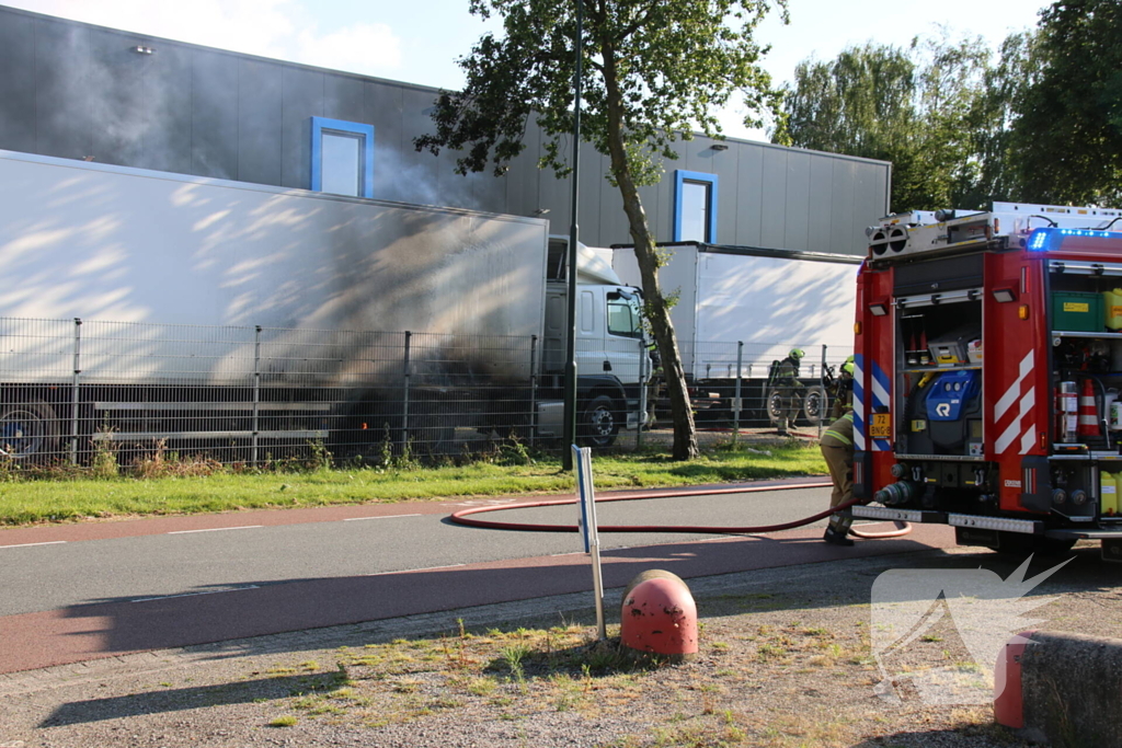 Geparkeerde vrachtwagen vliegt in brand