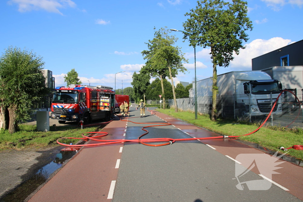 Geparkeerde vrachtwagen vliegt in brand