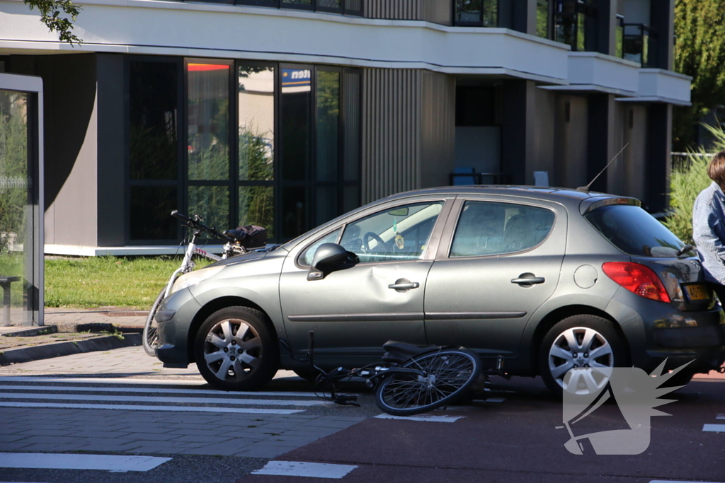 Fietser klapt op zijkant van auto tijdens het oversteken op rotonde