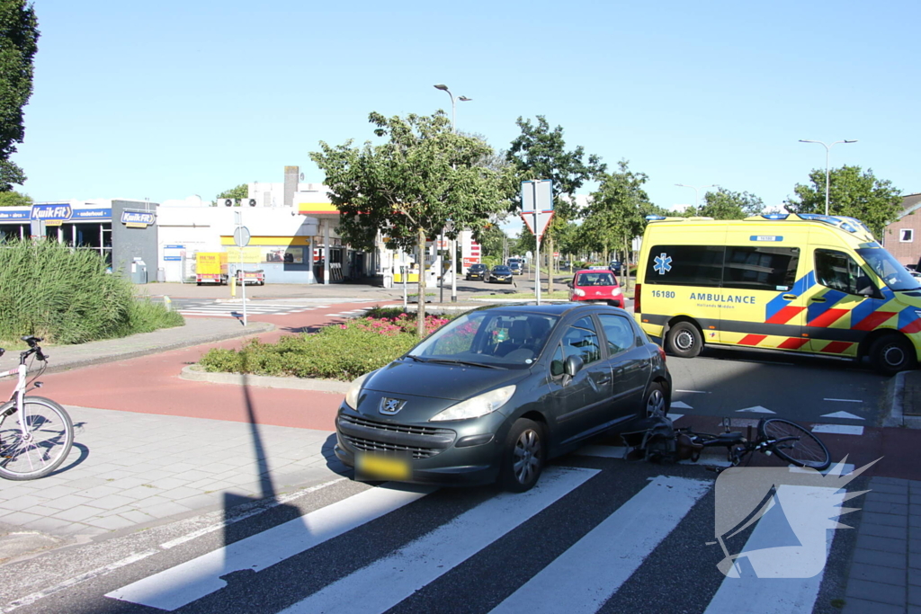 Fietser klapt op zijkant van auto tijdens het oversteken op rotonde