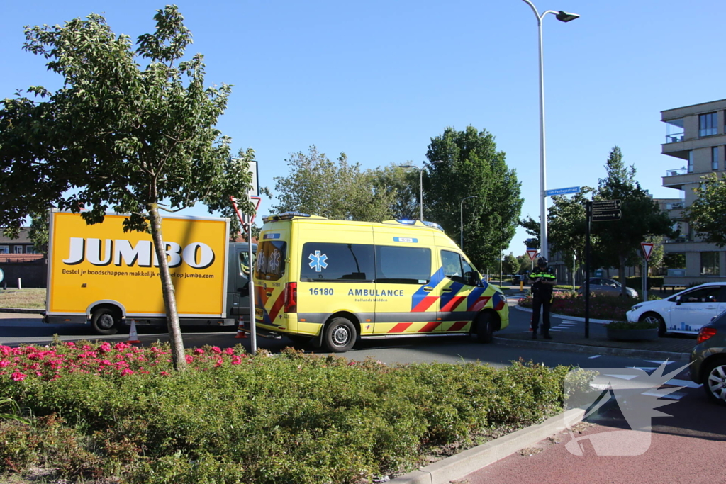 Fietser klapt op zijkant van auto tijdens het oversteken op rotonde