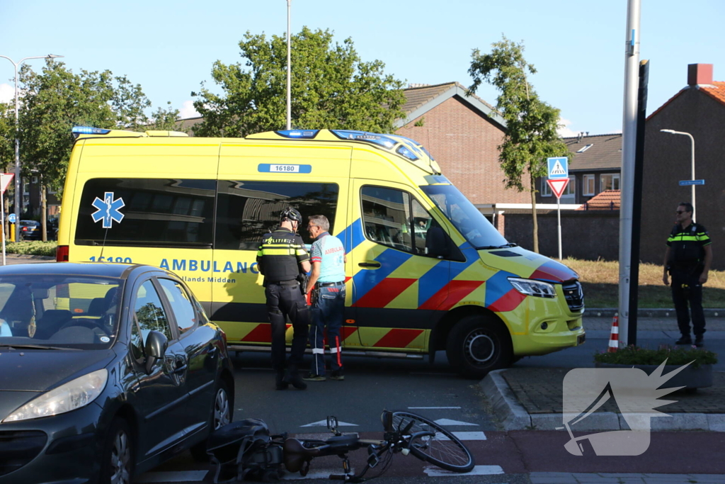 Fietser klapt op zijkant van auto tijdens het oversteken op rotonde