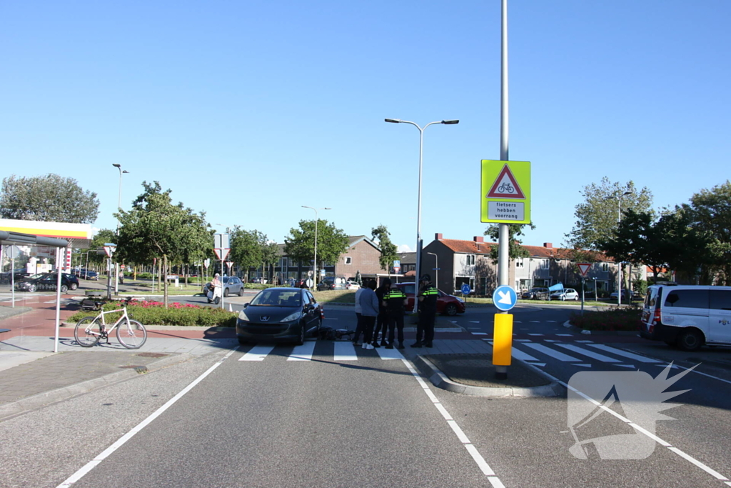 Fietser klapt op zijkant van auto tijdens het oversteken op rotonde