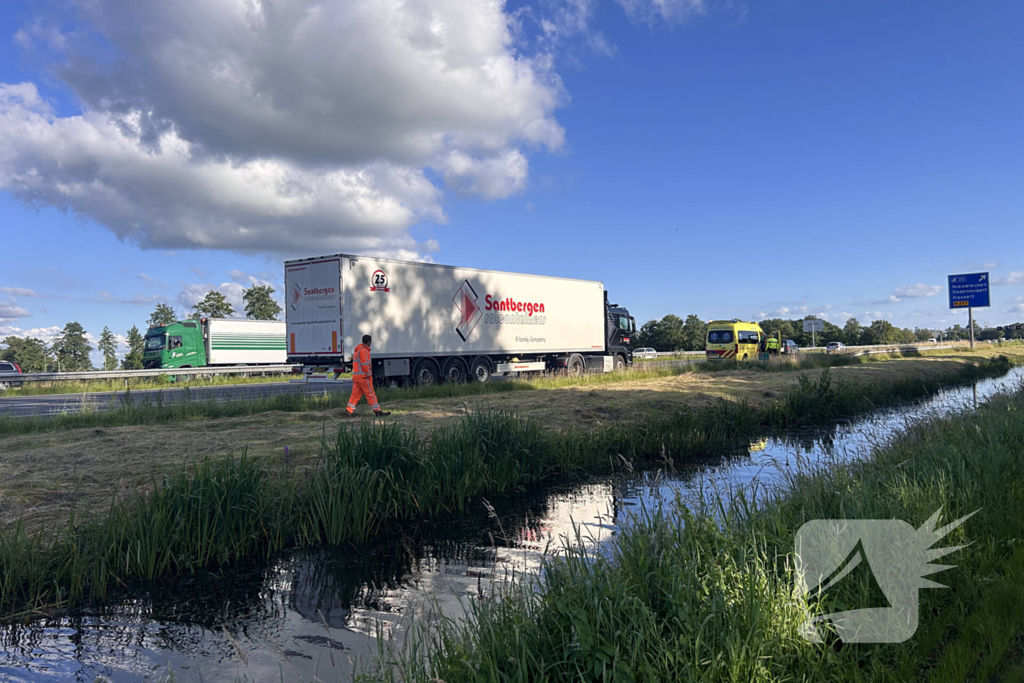 Automobilist raakt van snelweg en belandt in sloot