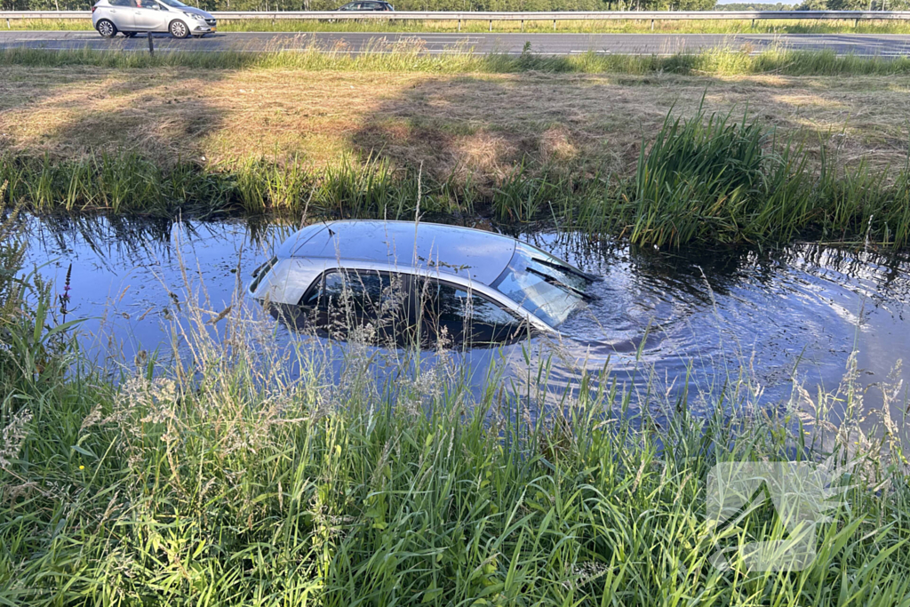 Automobilist raakt van snelweg en belandt in sloot