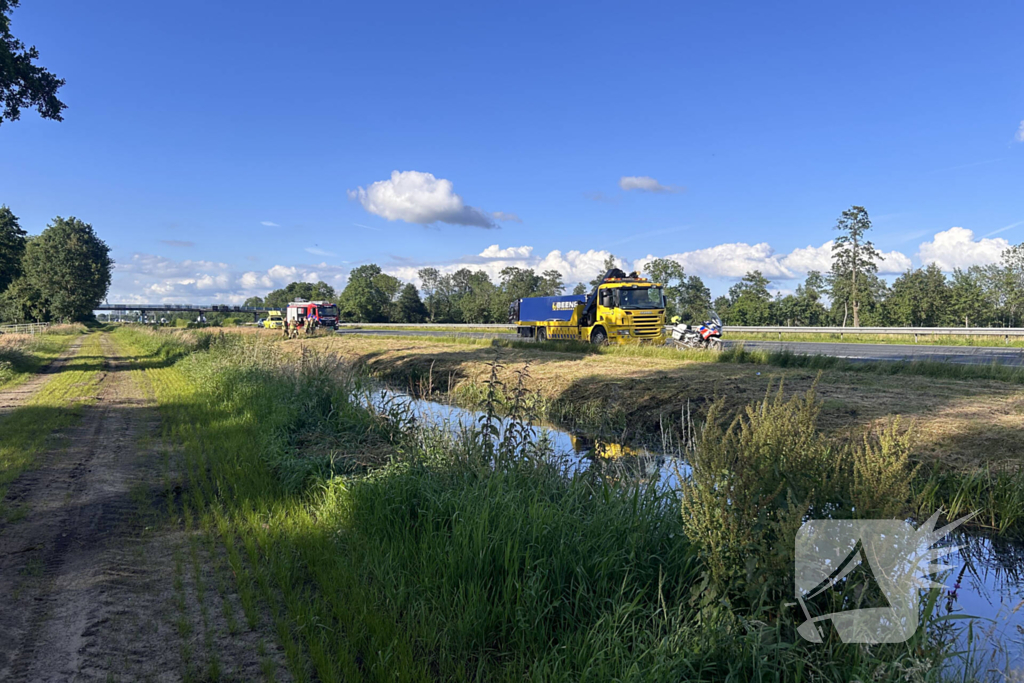 Automobilist raakt van snelweg en belandt in sloot