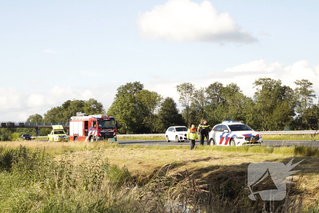 Automobilist raakt van snelweg en belandt in sloot