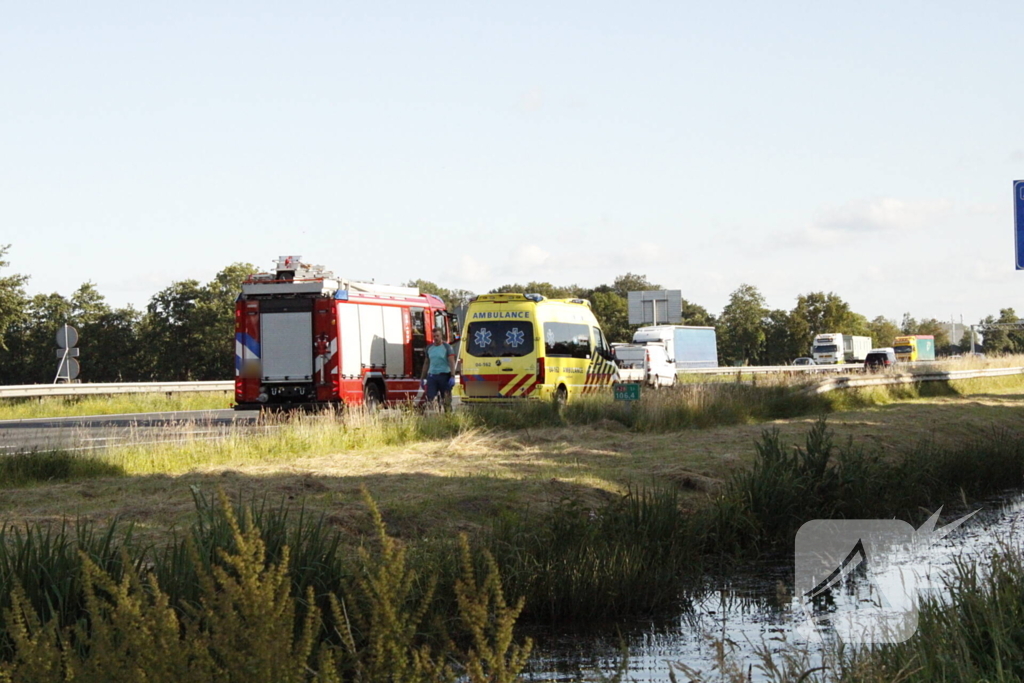 Automobilist raakt van snelweg en belandt in sloot