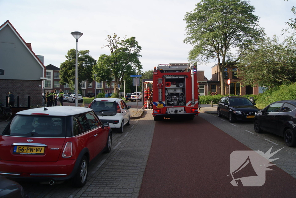 Voorbijganger ziet rook uit winkelpand en belt brandweer