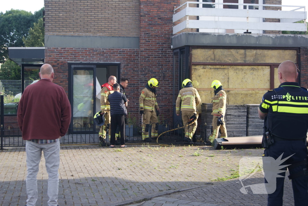 Voorbijganger ziet rook uit winkelpand en belt brandweer