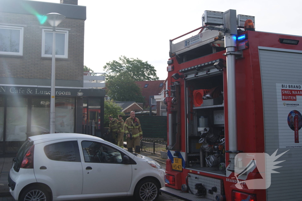 Voorbijganger ziet rook uit winkelpand en belt brandweer