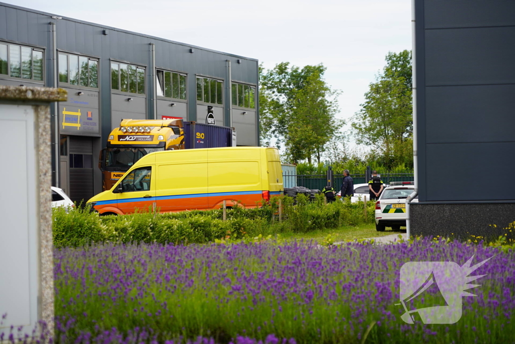 Politie en douane doen onderzoek op bedrijventerrein Zevenhuis