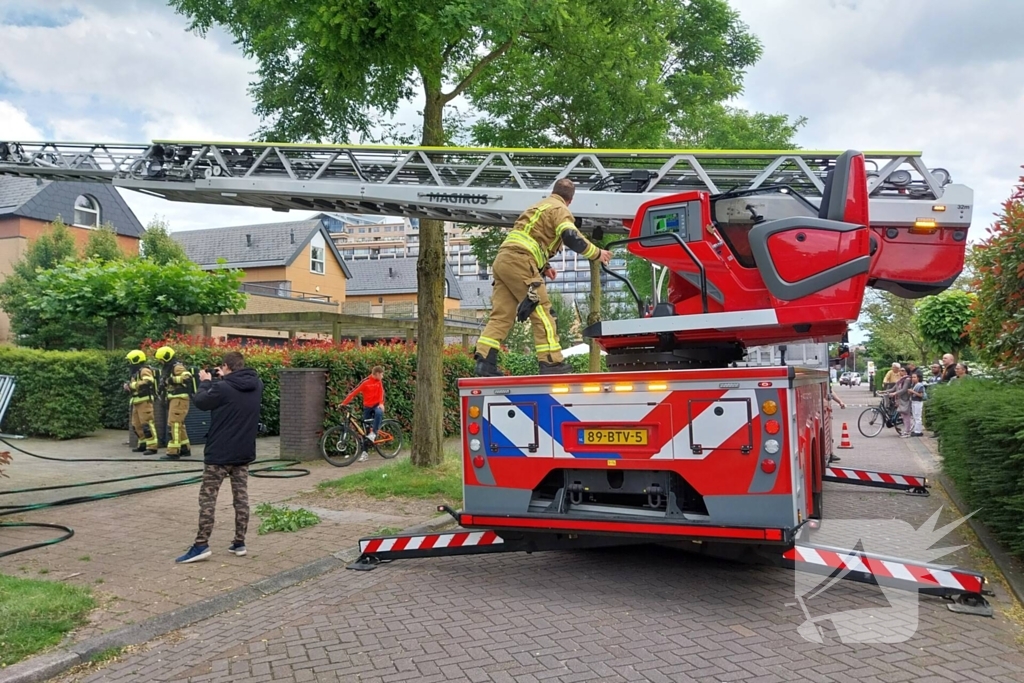 Brand op dak van garage