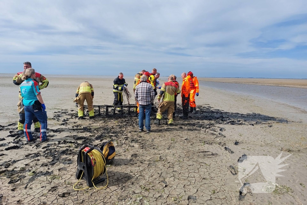 Brandweer redt persoon uit drijfzand